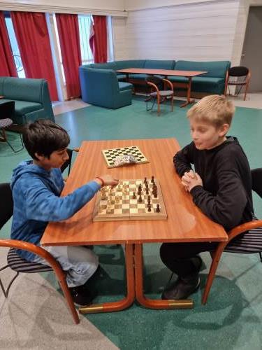 Gutta må ha seg en liten prøverunde. 